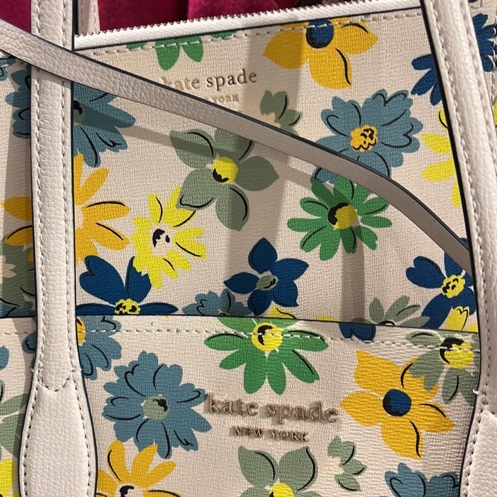 Kate Spade All Day Floral Medley Large Tote

COLOR:
Parchment Multi - Picture 11 of 16